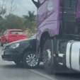 Vídeo mostra carro ao ser arrastado por carreta no Anel Rodoviário (Reprodução/Record TV Minas)
